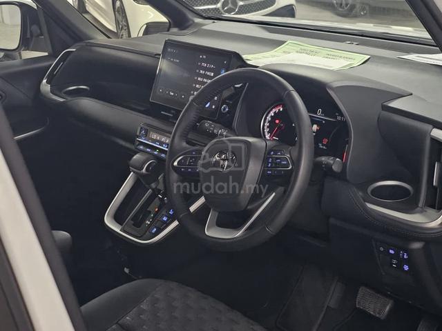 RECON 2023 Toyota VOXY SZ 20k KM Power boot - 4