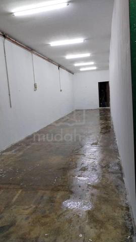 Taman Perindustrian puchong , puchong groud floor half shop for rent 1