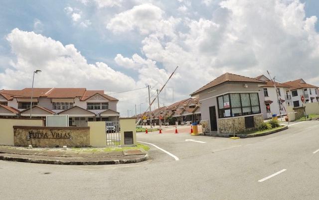 FOR SALE : Putra Villas Townhouse (Corner lot ground floor) 1