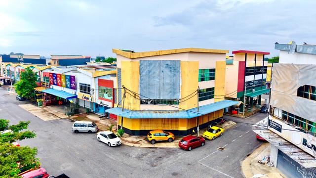 CORNER LOT 3 STOREY MAINROAD BANDAR PUTRA BERTAM FOR RENT Nr MYDIN 1