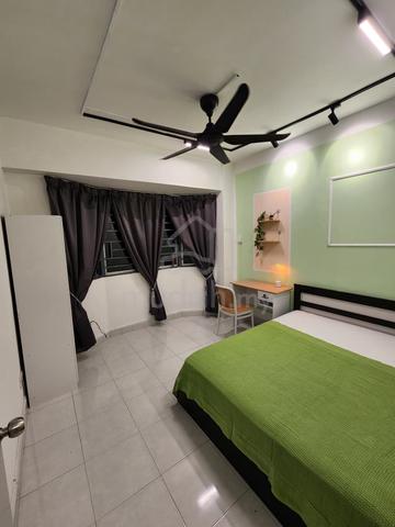 Mainplace|Spacious Room Subang Jaya | Near LRT USJ 21 | Female Only 1