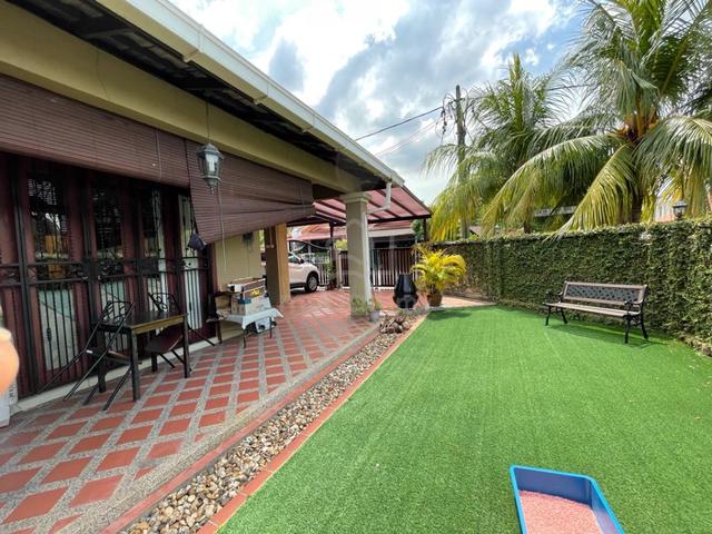 Corner unit 1 1/2 Storey Terrace House, Kota Damasara 1