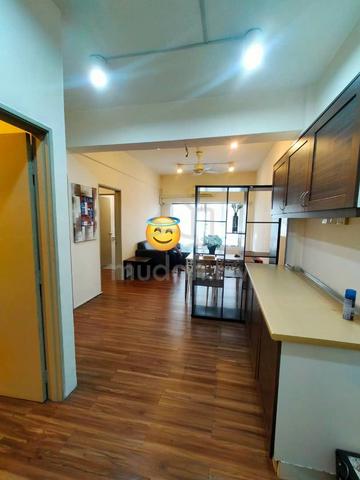 Dataran Otomobil Apartment 1