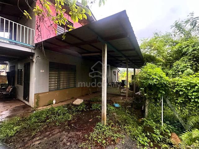 Tanah dan rumah untuk dijual.  1
