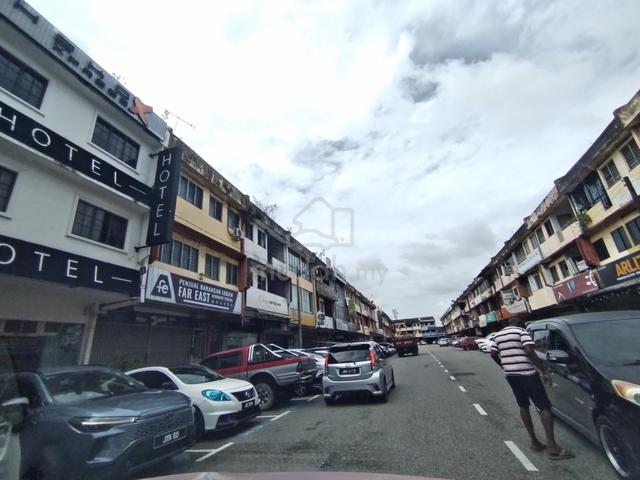 Skudai/Tun Aminah/Tmn Universiti/3 storey shoplot Busy area Tenanted 1