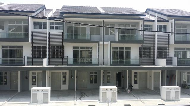 Upper Unit 3 Storey Townhouse For Sale!! Walking Distance to MAHSA Uni 1
