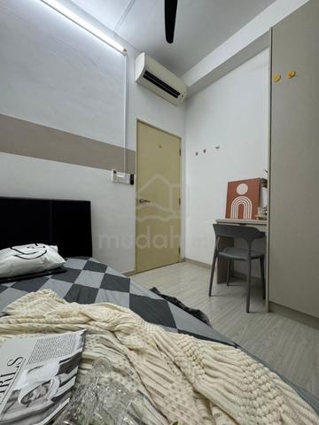 [Female oni] Small room for rent The Hamilton 300m to LRT Sri Rampai 1