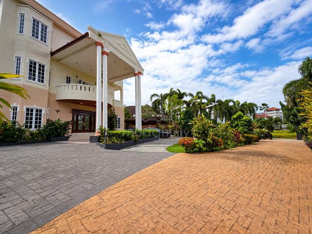 COUNTRY HEIGHT KAJANG Bungalow With Lift and Huge Swimming Pool 1