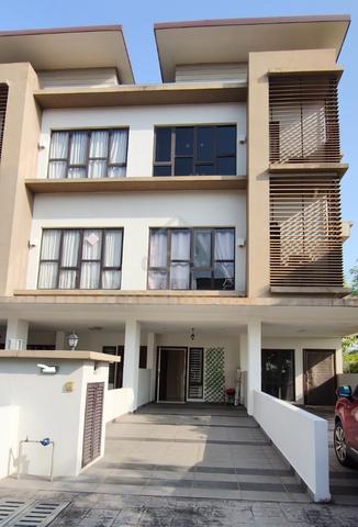 N’Dira 16 Sierra Puchong 3 Storey Townhouse Fully Furnished 1