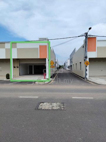 Rare End Lot Shoplot For Rent, 1200 sqft, Kluang, Johor 1