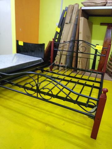 katil besi tiang kayu queen refurbished,ipoh - photo 4 of 4