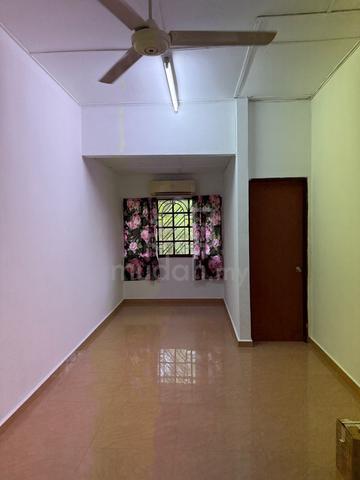 Middle Room for Rent 1